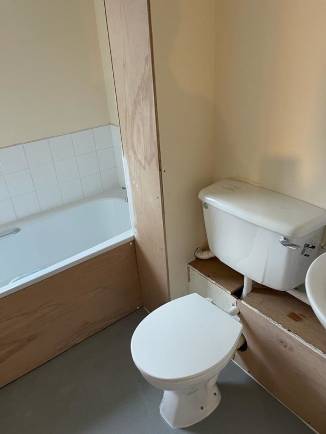 Flat 78, Wentworth Avenue, Slough, Berkshire SL2 2DH
 7