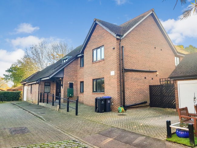 5 Shetland Court, Worthing, West Sussex, BN13 3RL
 1