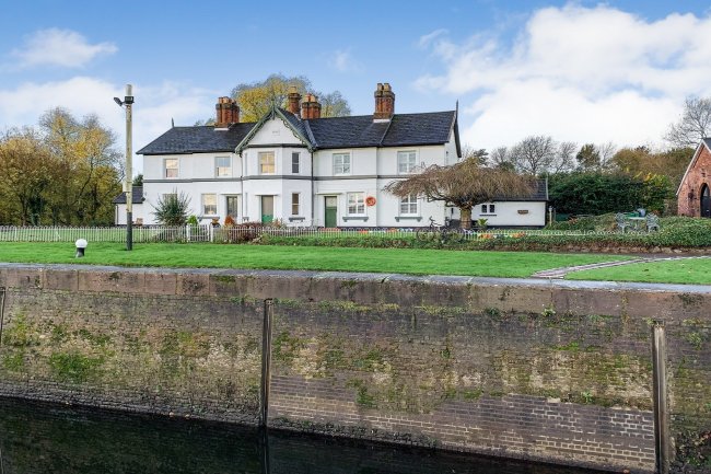 2 Lock Cottage, Diglis Dock Road, Worcester, Worcestershire WR5 3BS 
 7