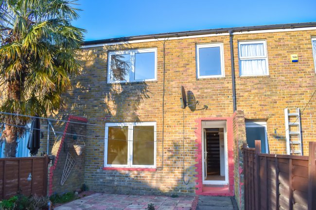 16 Lewisham Close, Crawley, Surrey RH11 9LU   2