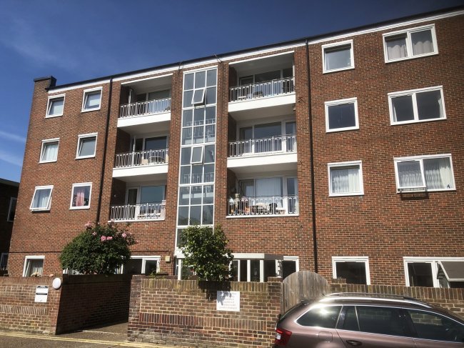 39 Glynde House, Pameira Avenue, Hove, East Sussex BN3 3GH 9