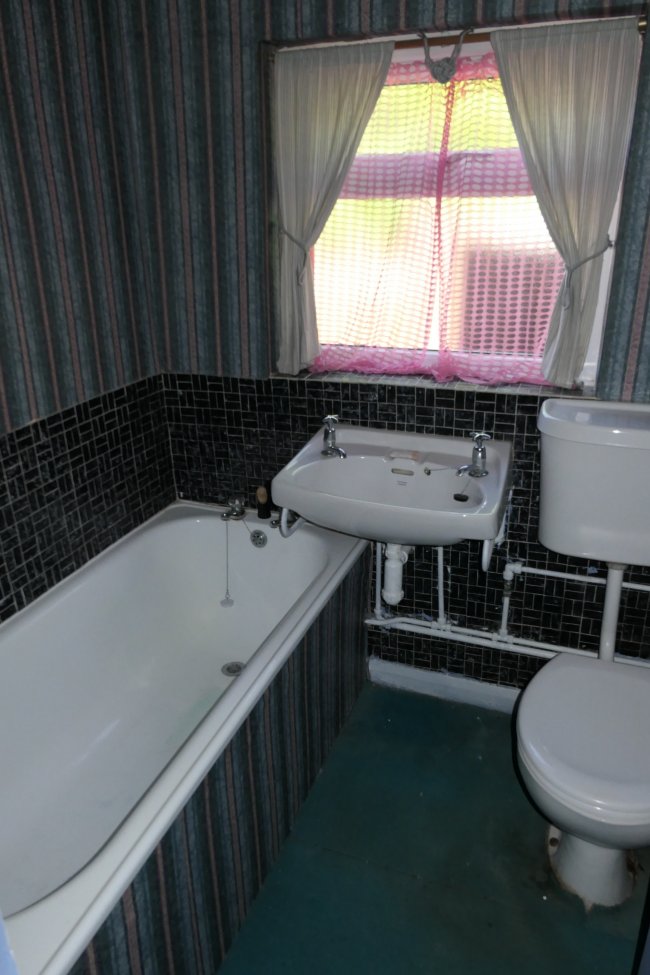 92 Bracken Path, Epsom, Surrey KT18 7SZ 1