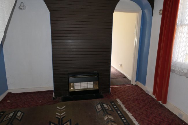 92 Bracken Path, Epsom, Surrey KT18 7SZ 1