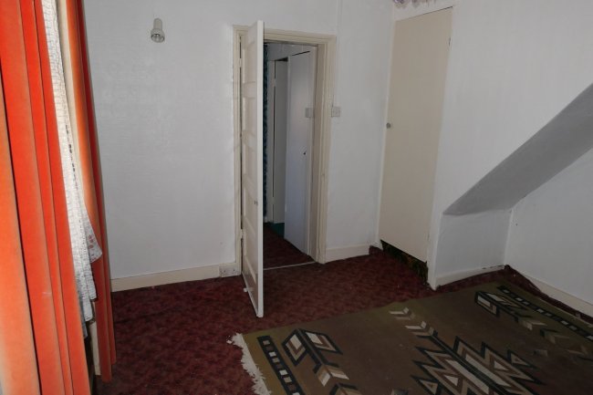 92 Bracken Path, Epsom, Surrey KT18 7SZ 1