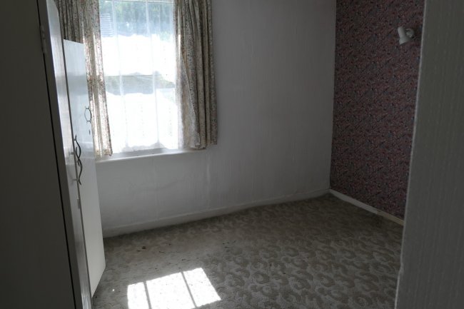92 Bracken Path, Epsom, Surrey KT18 7SZ 1
