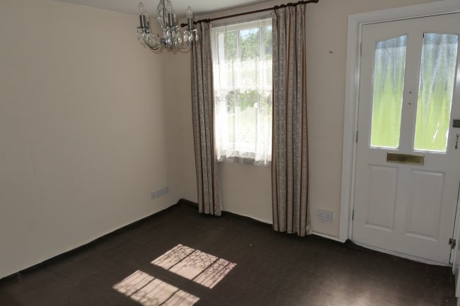 92 Bracken Path, Epsom, Surrey KT18 7SZ 1