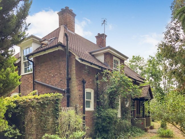Blanchards House, Blanchards Hill, Jacob's Well, Guildford, Surrey GU4 7QR 1