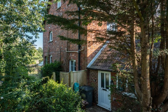 3 Stephnetts Cotts, Tunbridge Wells, Kent, TN3 9UJ 
 9