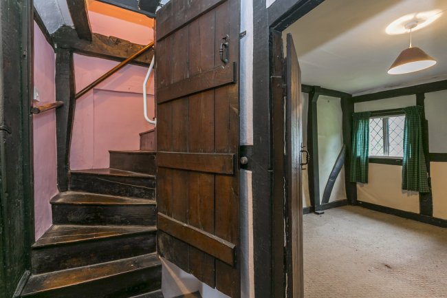 12 Bird in Hand Street, Tunbridge Wells, Kent, TN3 9QJ
 10