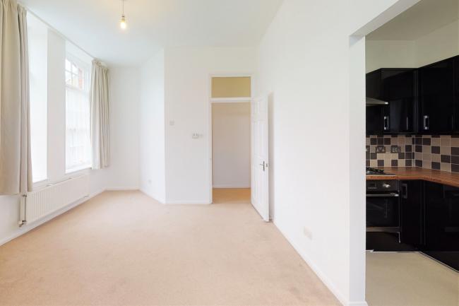 Flat 8, Regan Lodge, 84 Pennington Drive, Winchmore Hill, London N21 1TP 5
