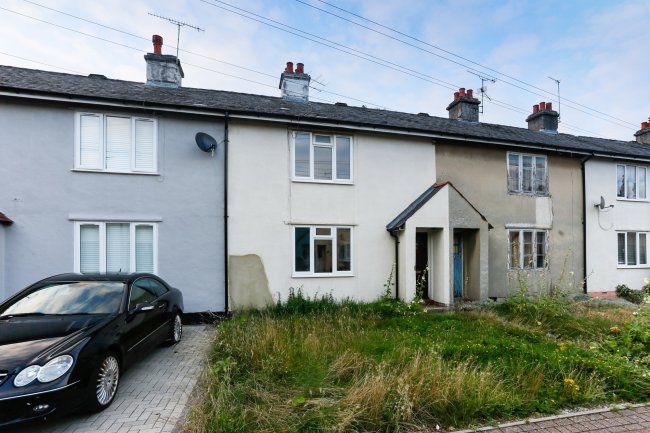 21 Pinehurst Cottages, Farnborough, Hampshire, GU14 7LJ
 5