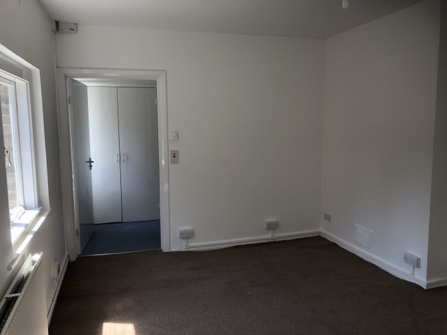 Grove Cottage, 52 Ham Street,  
Richmond TW10 7HT 7