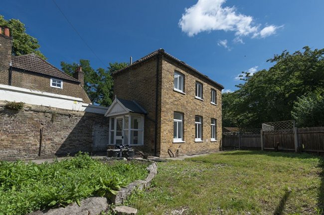 Grove Cottage, 52 Ham Street,  
Richmond TW10 7HT 7