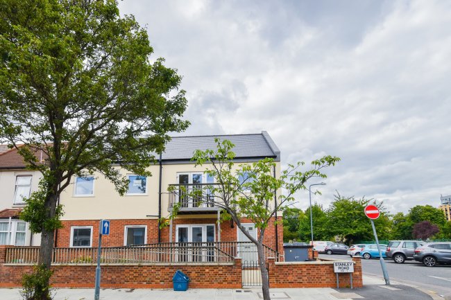 129 Stanley Road, Illford, Essex, IG1 1RQ 6