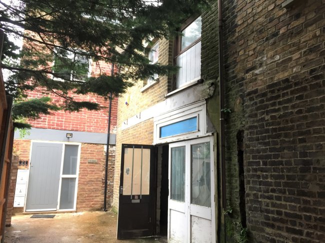 Mews Building r/o 110 Ewell Road, Surbiton, Surrey KT6 6HA 4