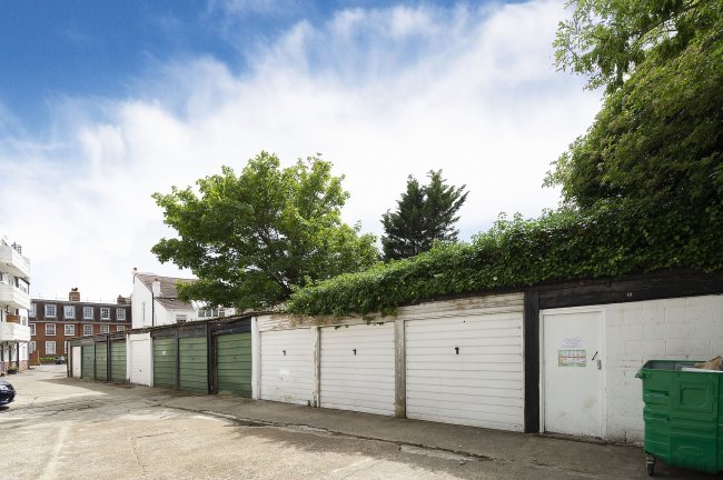 24 Elphinstone Court, Barrow Road, Streatham, London SW16 5NG 10