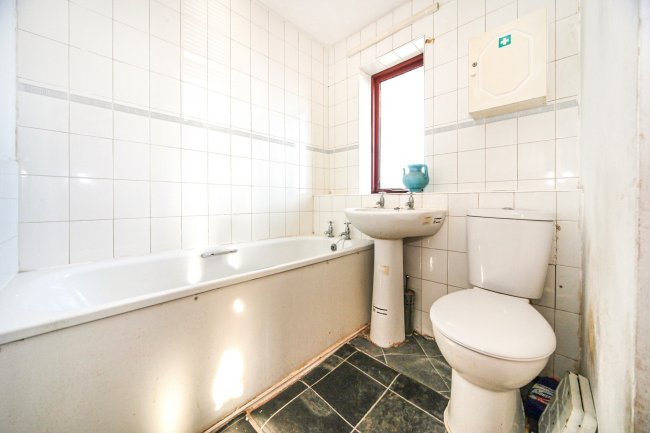 143A Hockwell Ring, Luton, Bedfordshire LU4 9NJ
 9