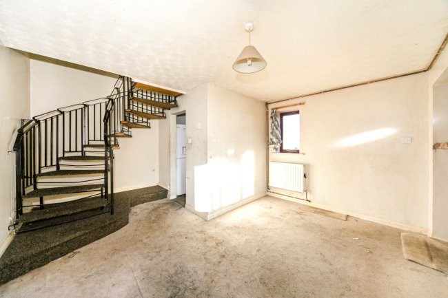 143A Hockwell Ring, Luton, Bedfordshire LU4 9NJ
 9