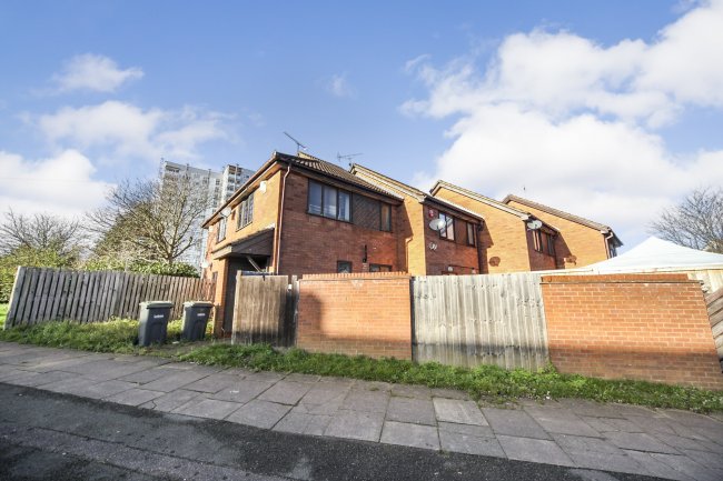 143A Hockwell Ring, Luton, Bedfordshire LU4 9NJ
 9