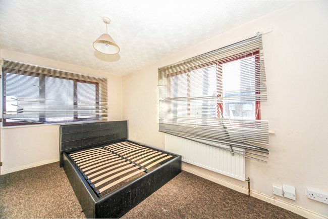 143A Hockwell Ring, Luton, Bedfordshire LU4 9NJ
 9