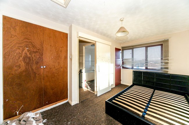 143A Hockwell Ring, Luton, Bedfordshire LU4 9NJ
 9