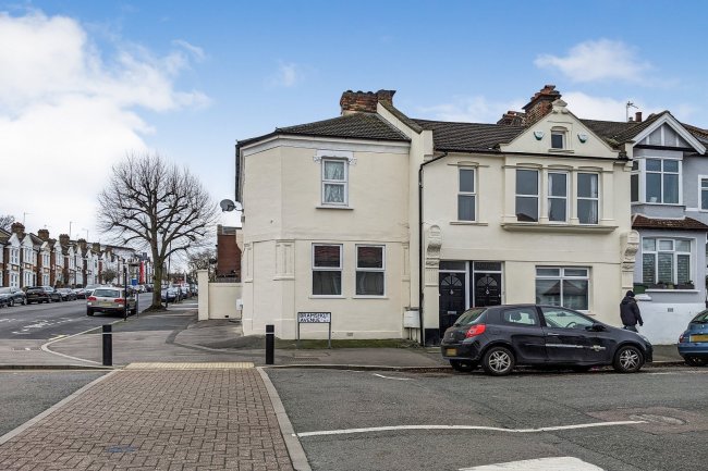 110a Bramshot Avenue, Charlton, London SE7 7JN 
 7