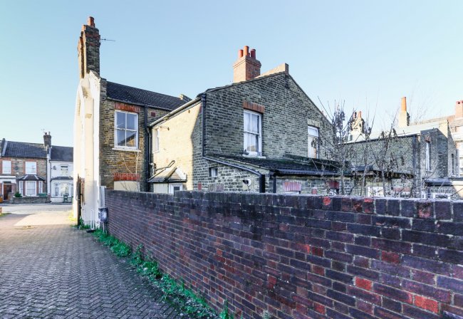 35 Waverley Crescent, Plumstead, London SE18 7QU 3