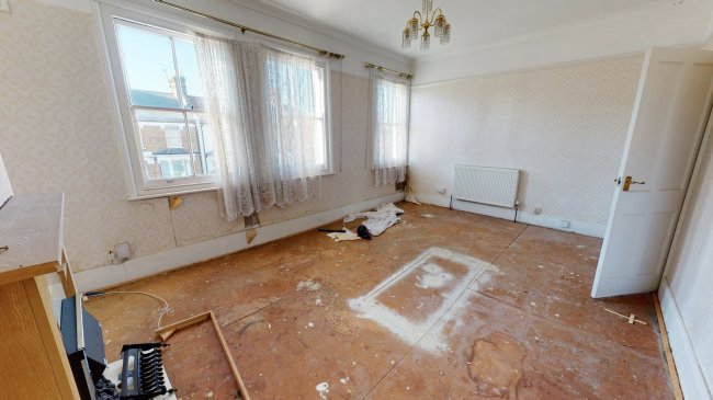 35 Waverley Crescent, Plumstead, London SE18 7QU 3