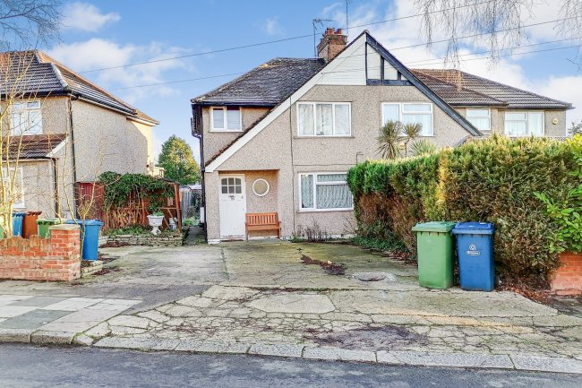 16b Windsor Road, Harrow, Middlesex, HA3 5PX
 3