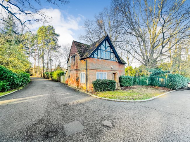 The Lodge, Charters, Charters Road, Ascot, Berkshire SL5 9QZ
 6