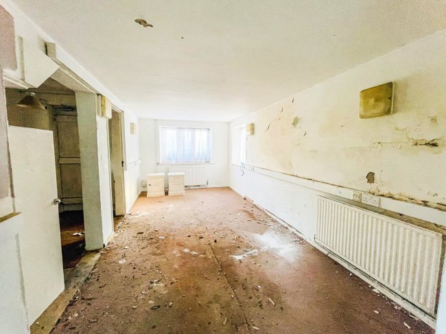 The Lodge, Charters, Charters Road, Ascot, Berkshire SL5 9QZ
 6