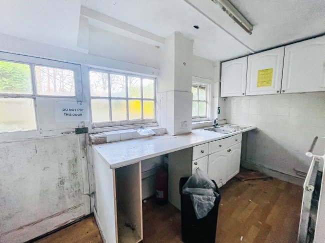 The Lodge, Charters, Charters Road, Ascot, Berkshire SL5 9QZ
 6