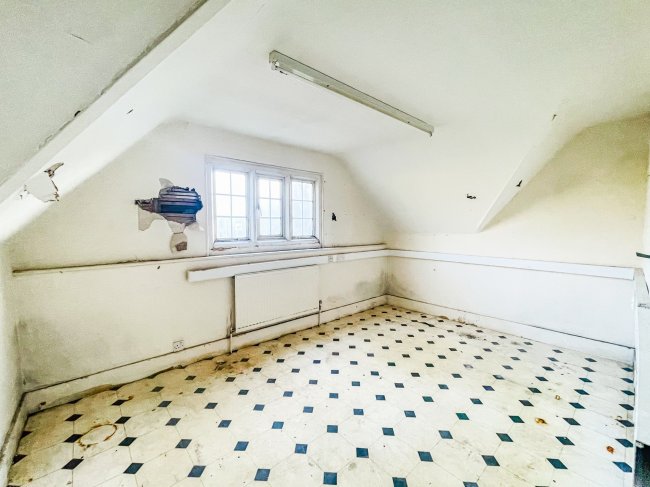 The Lodge, Charters, Charters Road, Ascot, Berkshire SL5 9QZ
 6