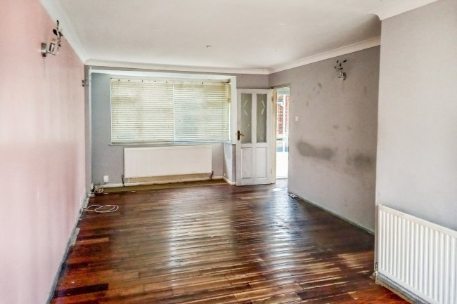 25 Sheridan Close, Romford, RM3 7EX 2