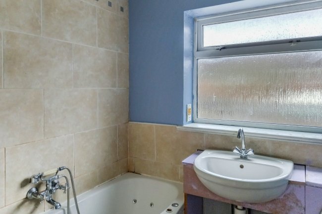 25 Sheridan Close, Romford, RM3 7EX 2