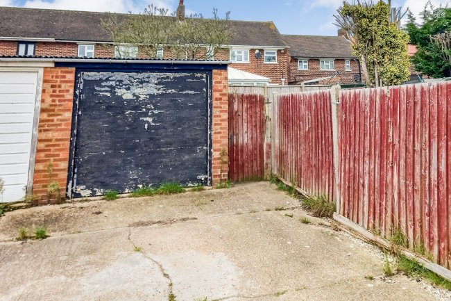 25 Sheridan Close, Romford, RM3 7EX 2