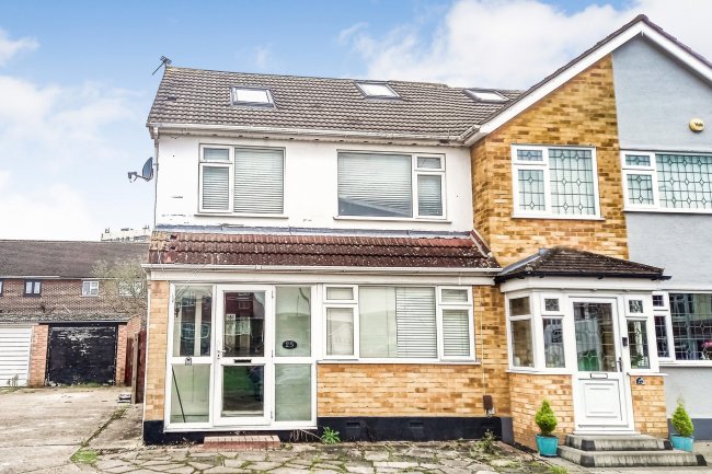 25 Sheridan Close, Romford, RM3 7EX 2