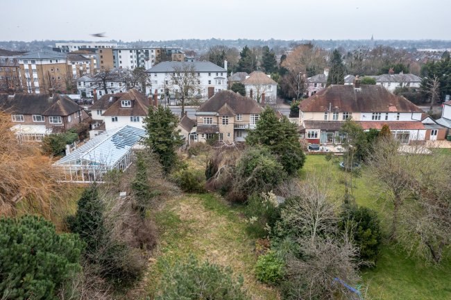 10 Bromley Common, Bromley, Kent BR2 9PD
 7