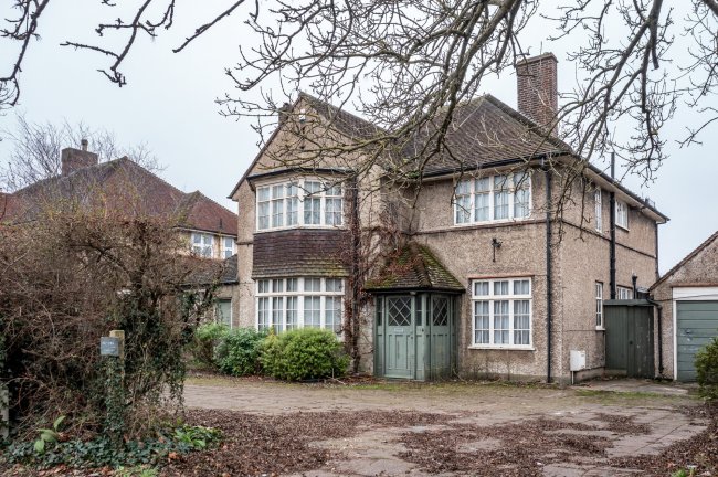 10 Bromley Common, Bromley, Kent BR2 9PD
 7