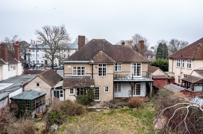 10 Bromley Common, Bromley, Kent BR2 9PD
 7