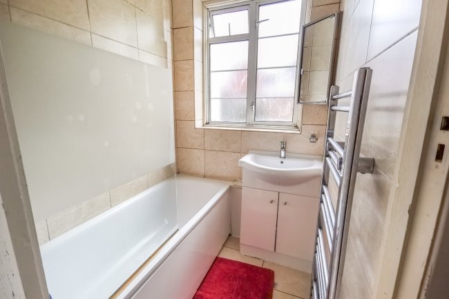 Flat 12 Seymour Court, Eversley Park Road, Winchmore Hill, London N21 1JG 2