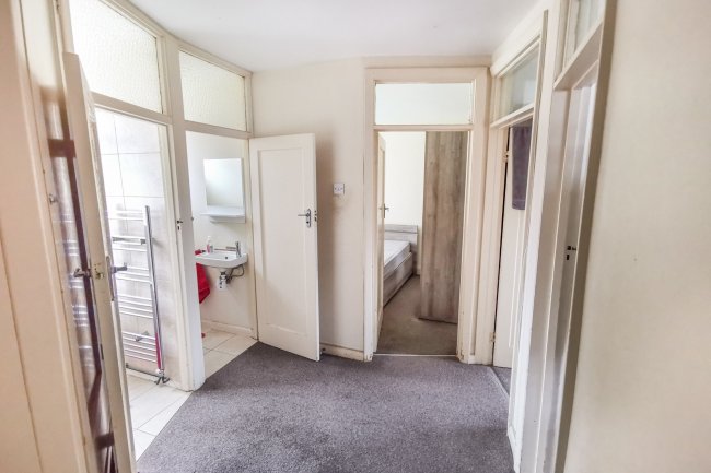 Flat 12 Seymour Court, Eversley Park Road, Winchmore Hill, London N21 1JG 2