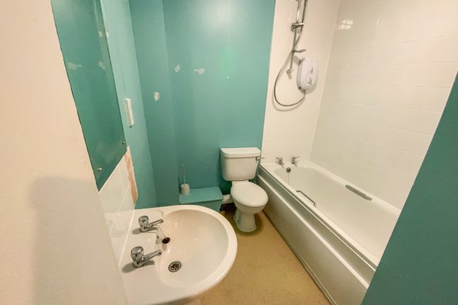 4 Devonshire Road, Edmonton, London N9 8LU
 8