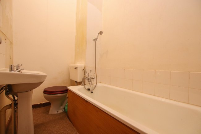 145 Wellsway, Bath BA2 4RZ
 4