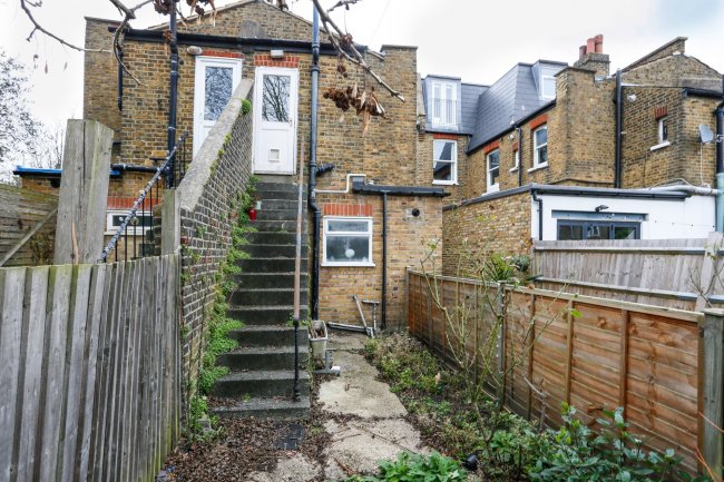 First Floor Flat, 6 Bodmin Street, Southfields, London SW18 4PT
 1