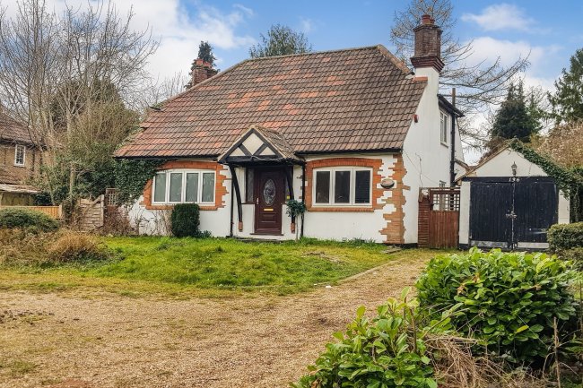 136 Brighton Road, Hooley, Coulsdon CR5 3EF
 3