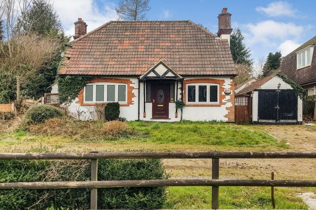 136 Brighton Road, Hooley, Coulsdon CR5 3EF
 3