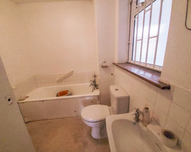 Flat 4, Cavendish House, Cavendish Road, Chiswick, London, W4 3TD
 8