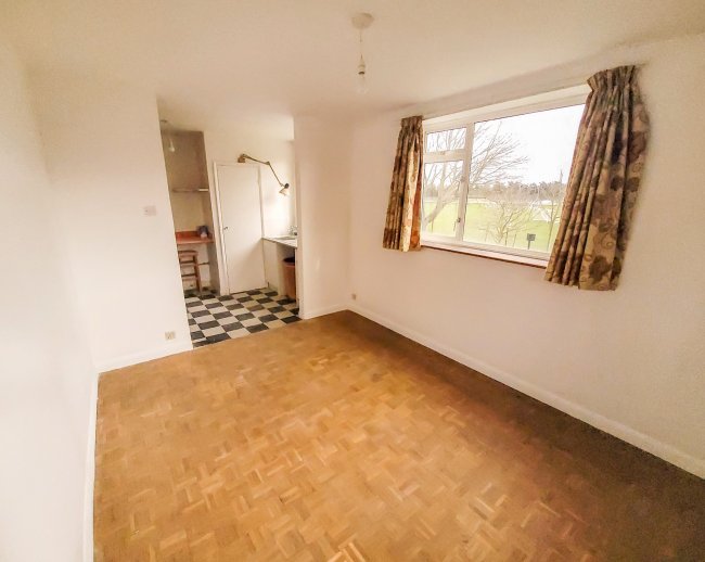 Flat 4, Cavendish House, Cavendish Road, Chiswick, London, W4 3TD
 8