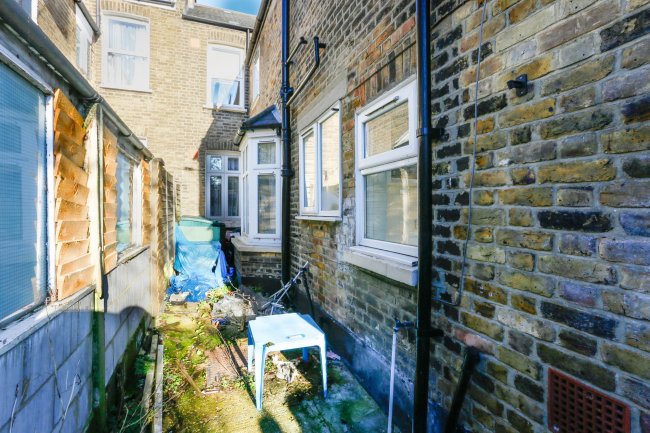 310 Plumstead Common Road, Plumstead, London SE18 2RT 3